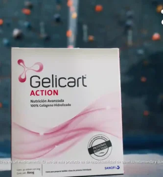 Caja de Gelicart Action, suplemento de colágeno hidrolizado, junto a una botella deportiva, con un fondo de escalada.