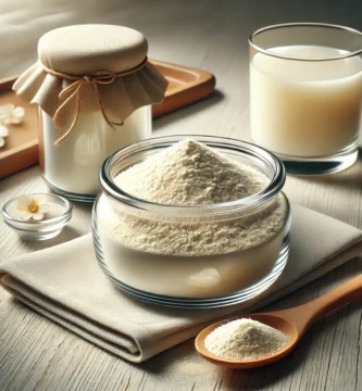 Un frasco con polvo de grenetina hidrolizada en una superficie de madera, con una cuchara al lado y un vaso de gelatina disuelta, representando su versatilidad.